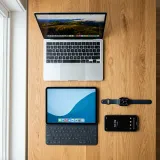 PCやスマートフォンなど複数のデバイスが並んだ高品質な写真